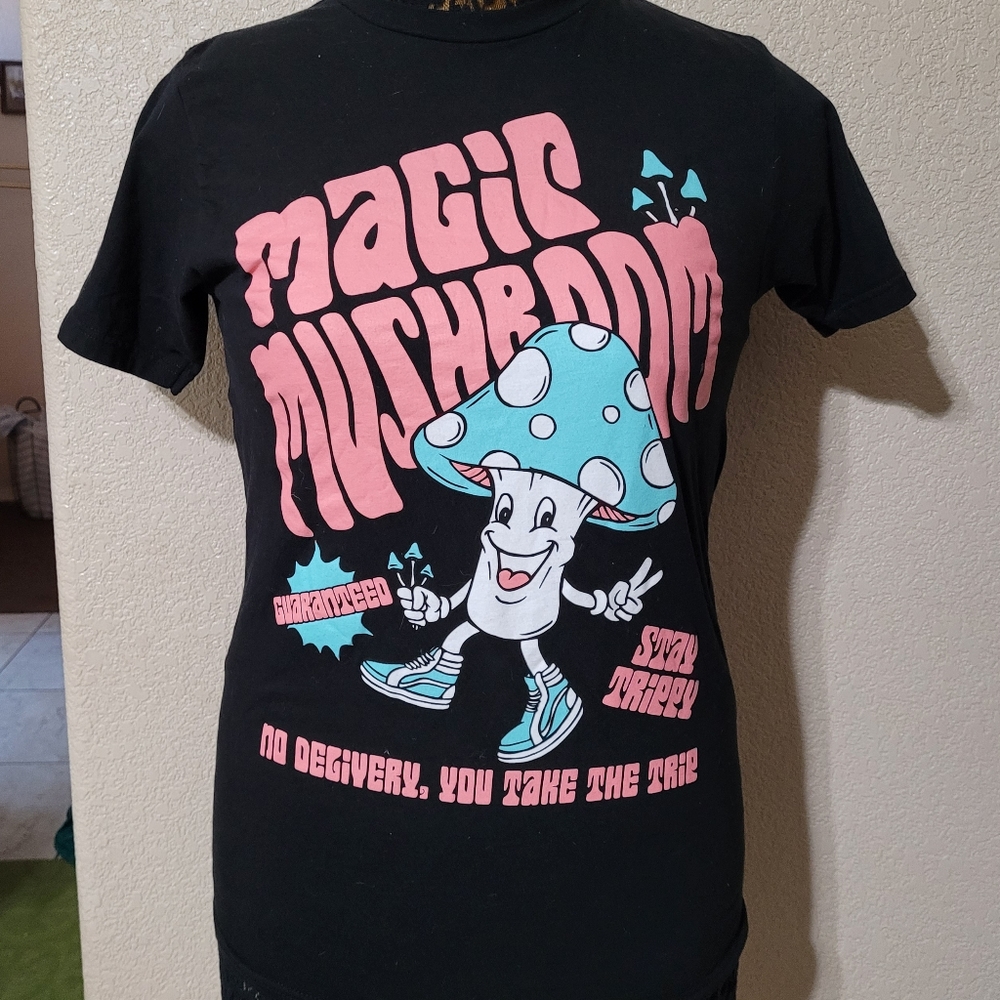 Magic mushroom tee
